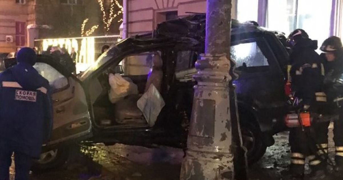 У Москві джип на швидкості влетів у зупинку, є загиблий