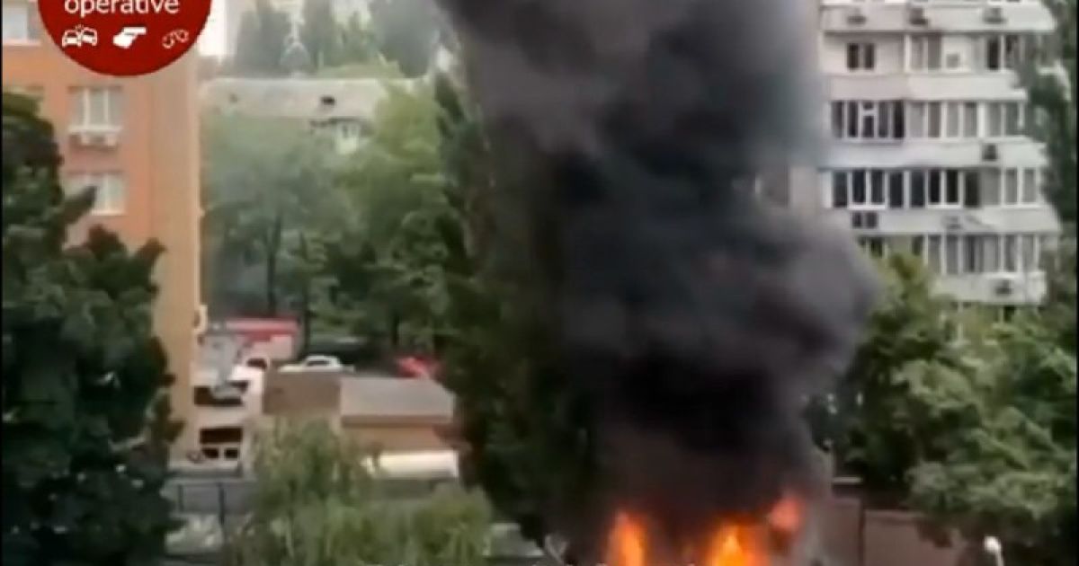 Сильное пламя и столб черного дыма: в Киеве горит ресторан