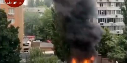 Потужне полум’я та стовп чорного диму: у Києві горить ресторан
