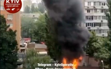 Потужне полум’я та стовп чорного диму: у Києві горить ресторан