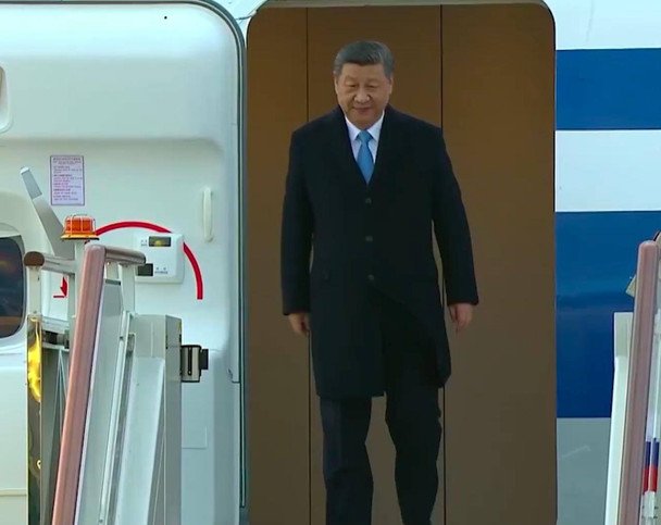 Си Цзиньпин прилетел в Москву на парад (видео)