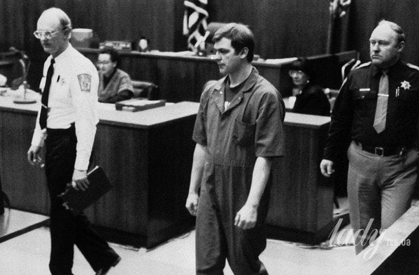 Джеффрі Дамер входить до зали суду, 13 січня 1992 року. / © Associated Press