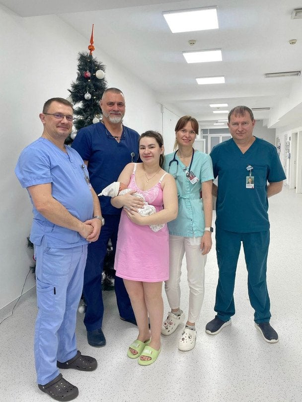 Команда лікарів та Юлія з сином Матвійком / © Дитяча Лікарня Святого Миколая