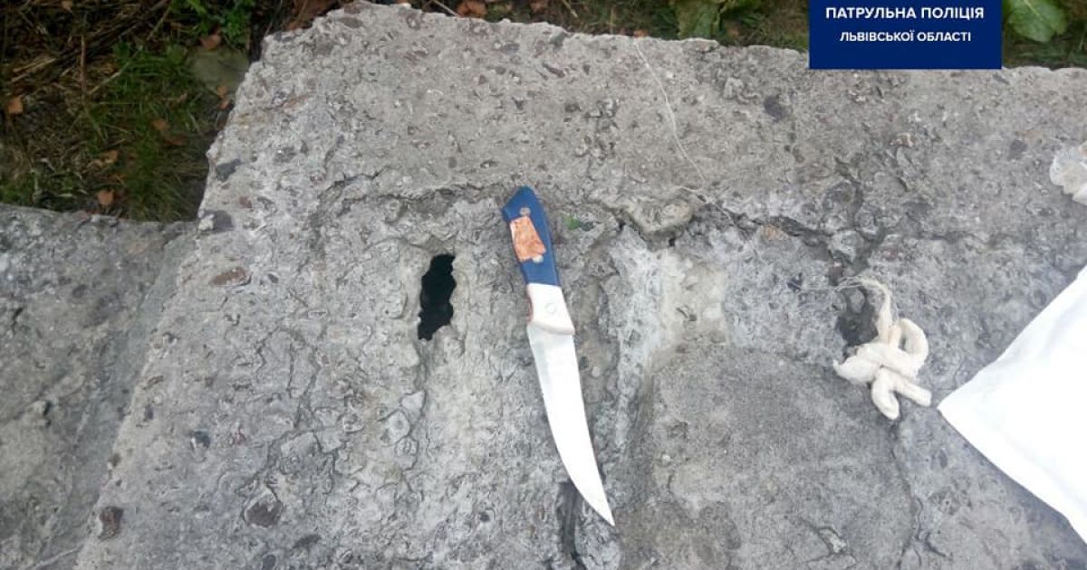 У Львові посеред вулиці чоловік порізав себе