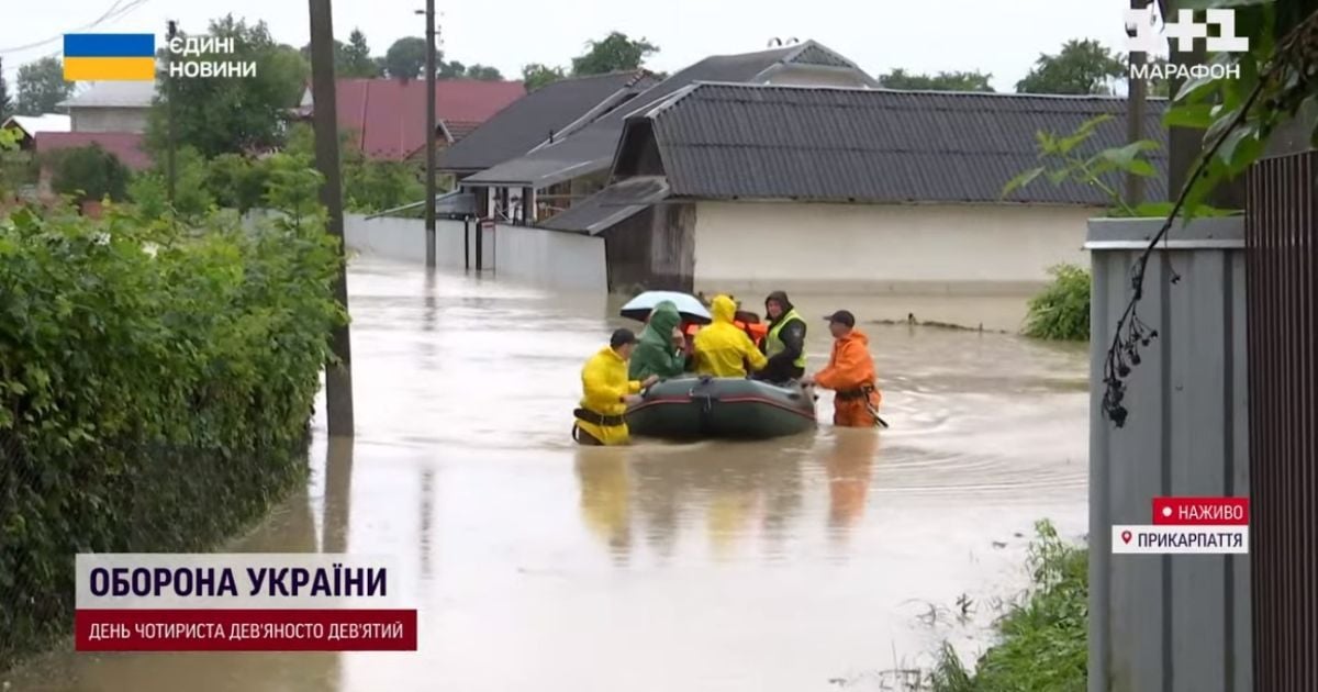 Сидять у затоплених хатах на столах, але відмовляються від евакуації: Прикарпаття накрила велика вода