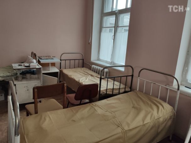 Ліжка в інфекційному відділенні / © ТСН