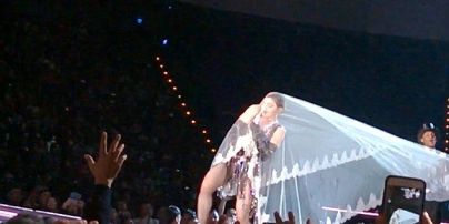 Опять неудача: Мадонна запуталась в фате и едва не упала во время концерта