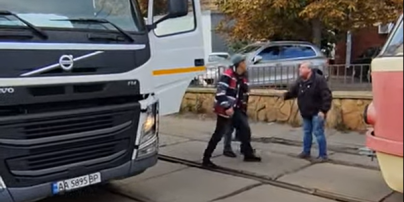 У Києві сміттєвоз та трамвай не поділили дорогу — водії з’ясовували стосунки навкулачки: відео