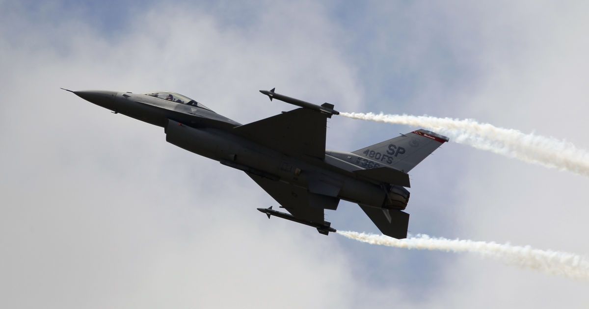 Чехія передала Україні перший тренажер винищувача F-16: відео