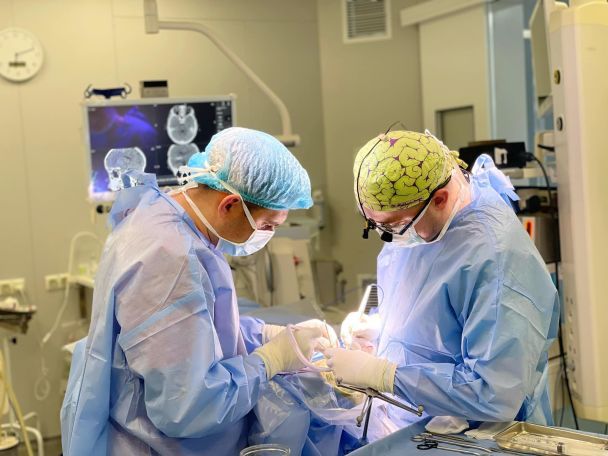 Маленький уламок вдалося видалити нейрохірургам зі Львова / © 