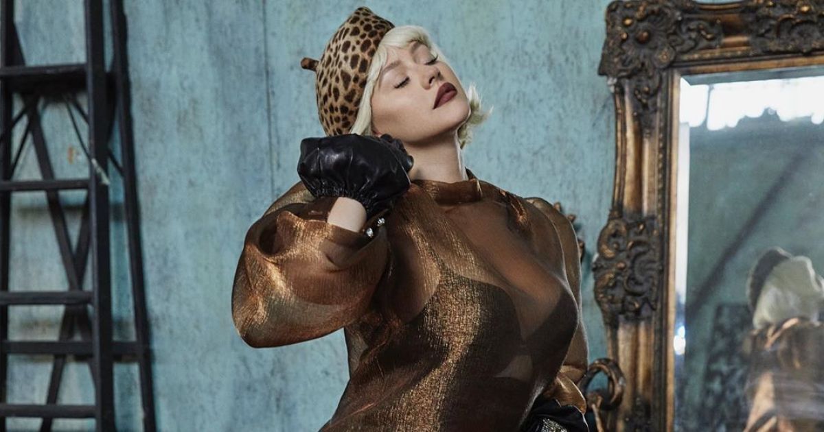 40-летняя Кристина Агилера в обтягивающем комбинезоне покрутила большими ягодицами на камеру