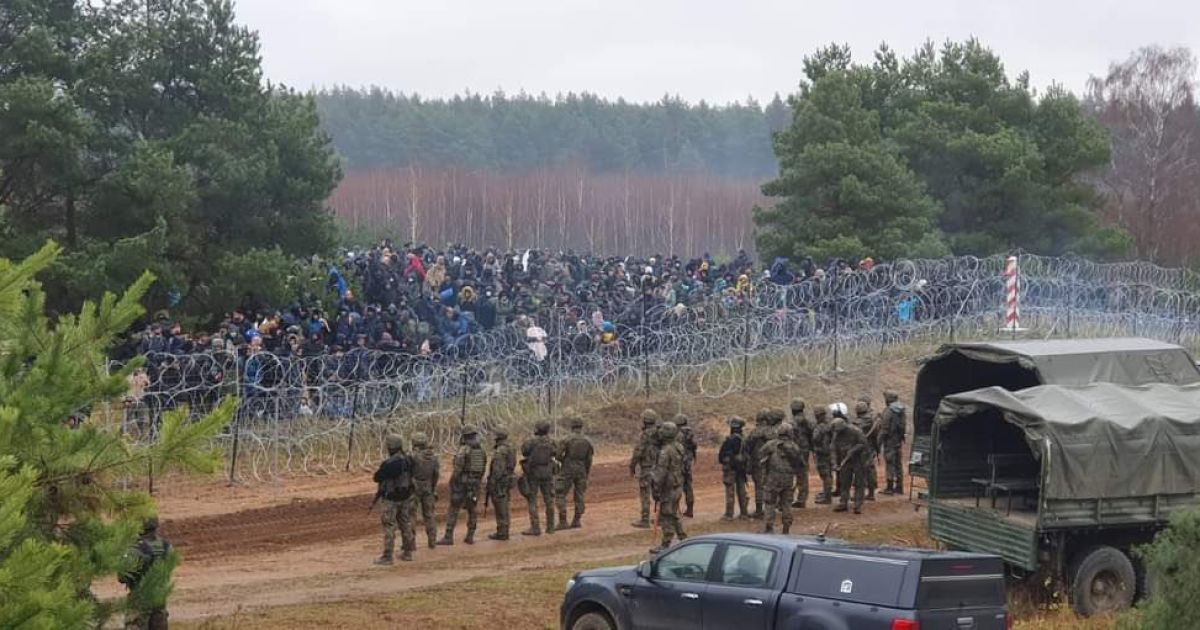 Понад 200 нелегалів проривалися з Білорусі до Польщі з саморобною зброєю / Фото ілюстративне