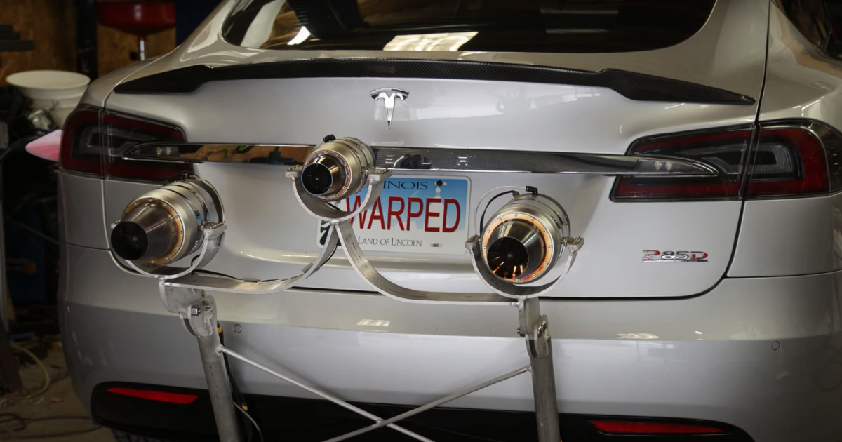 Винахідник встановив на електромобіль Tesla три реактивні двигуни: Мережа шокована (відео)