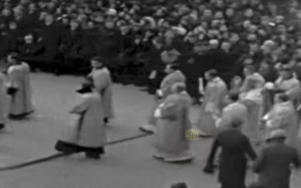 В США нашли уникальные кадры, как во Львове в 1937 году на площади Рынок праздновали Крещение: видео
