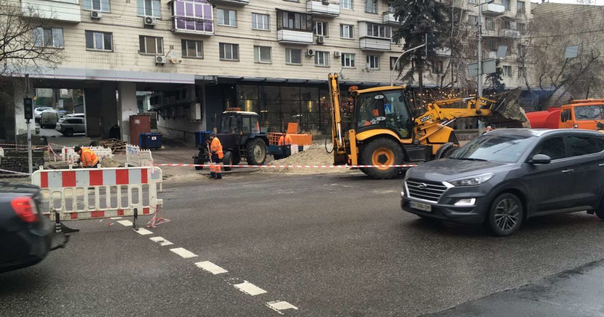 провалився асфальт в Києві_1 / © Голосіївська РДА