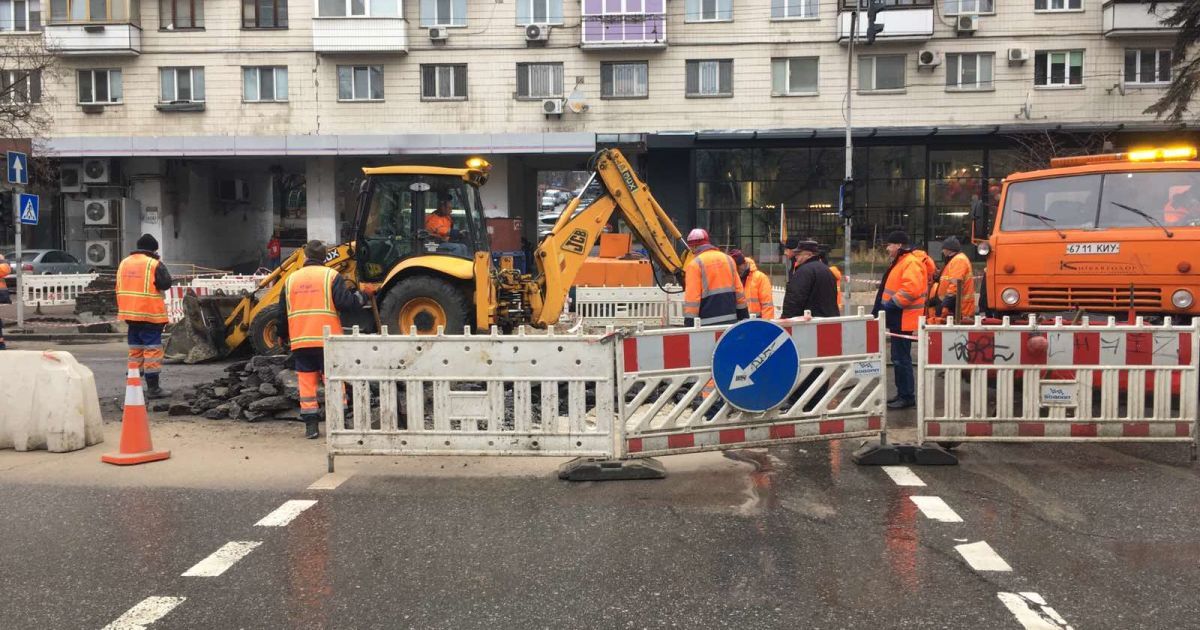 У центрі Києва посеред дороги знову провалився асфальт