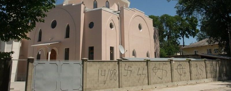 Свастика и неприличные рисунки. Вандалы осквернили мечеть в Крыму