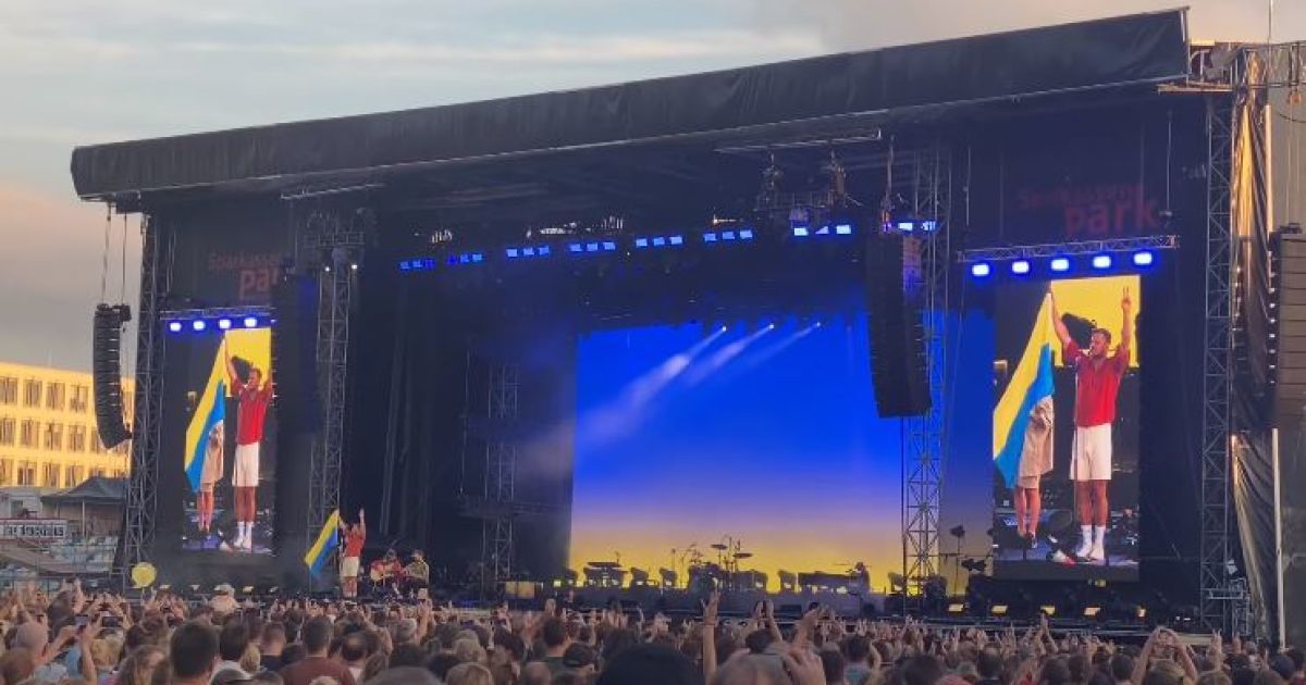 Украинка о том, как россияне мешали ей передать флаг Украины солисту Imagine Dragons: "Хамили и не пропускали"