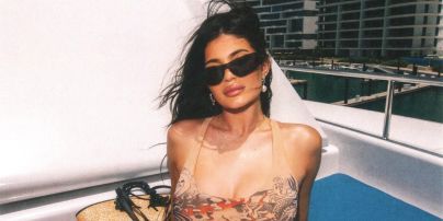 В мини-платье с принтом и стильных очках: Кайли Дженнер покаталась на яхте