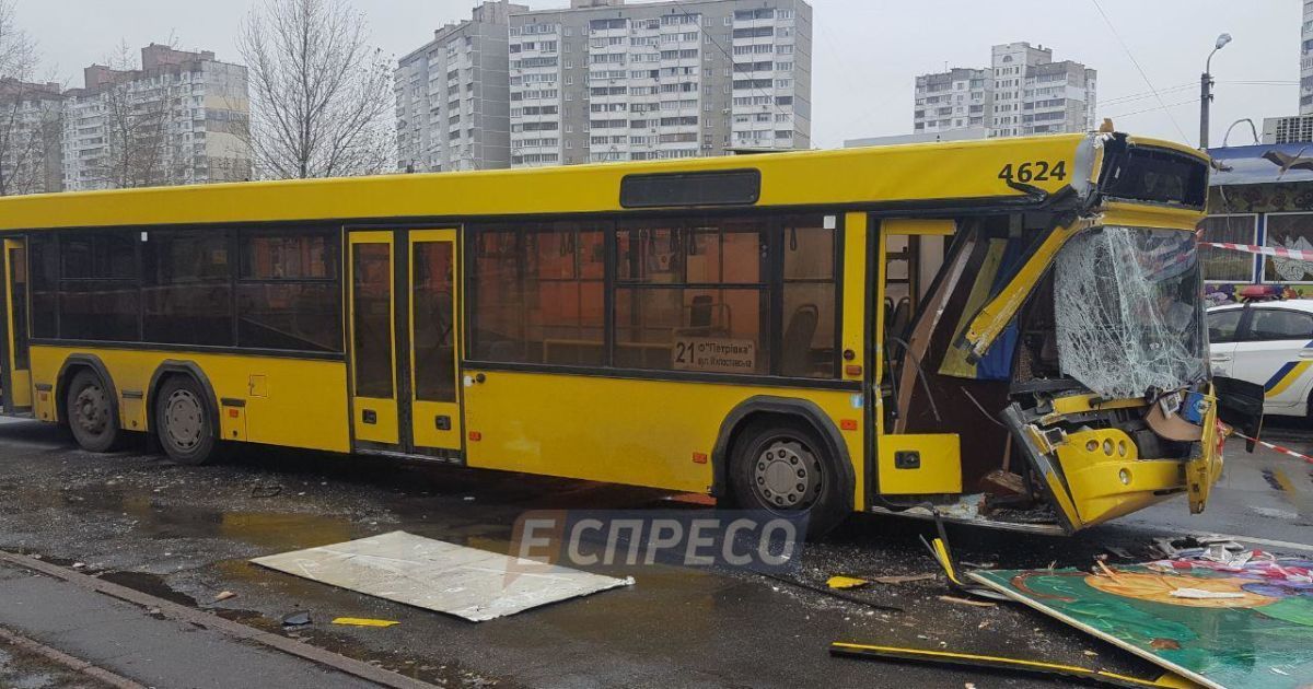 В Киеве автобус на большой скорости протаранил грузовик: есть пострадавшие