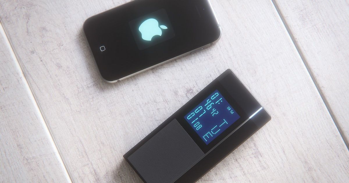 Дизайнер сделал из iPhone 6 "раскладушку" / © martinhajek.com