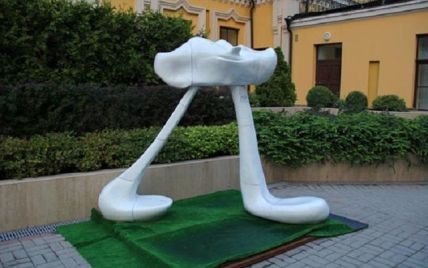 В Киеве установили очередной причудливый арт-объект