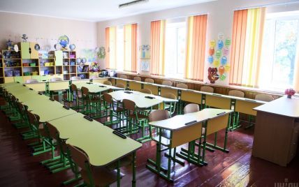 В Одессе во время урока на школьников упал потолок (видео)