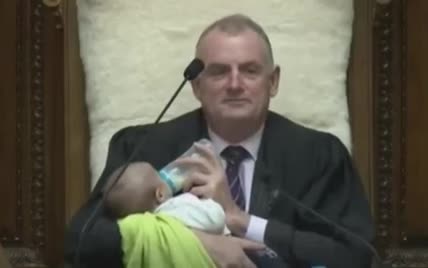 Голова парламенту Нової Зеландії няньчив під час засідання малюка колеги і замилував світ