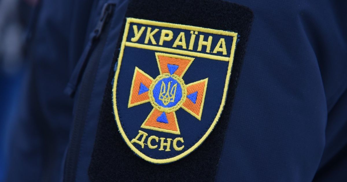 Умер в карете скорой: в Одессе во время тушения пожара стало плохо спасателю