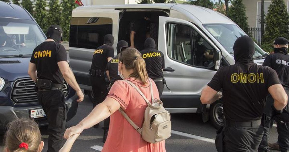 Плескали в долоні: у Білорусі жорстко розігнали учасників акції на підтримку політв'язнів