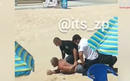 В курортной Кирилловке мужчина разгуливал по пляжу с гранатой