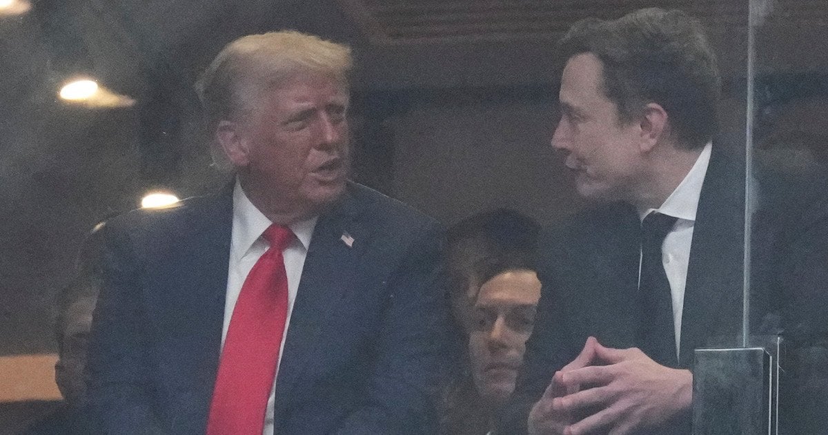 Дональд Трамп и Илон Маск на похоронах Чарли Кирка