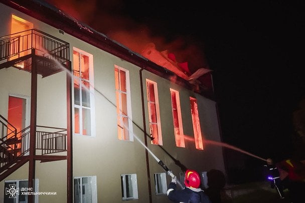 Від удару блискавки зайнявся Дім молитви на Хмельниччині. / © ДСНС