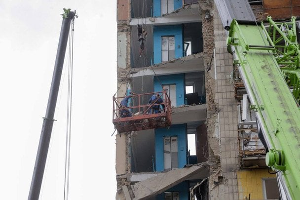 "Открываем дверь, а некуда выбегать": семья чудом выжила в разрушенном подъезде в Киеве