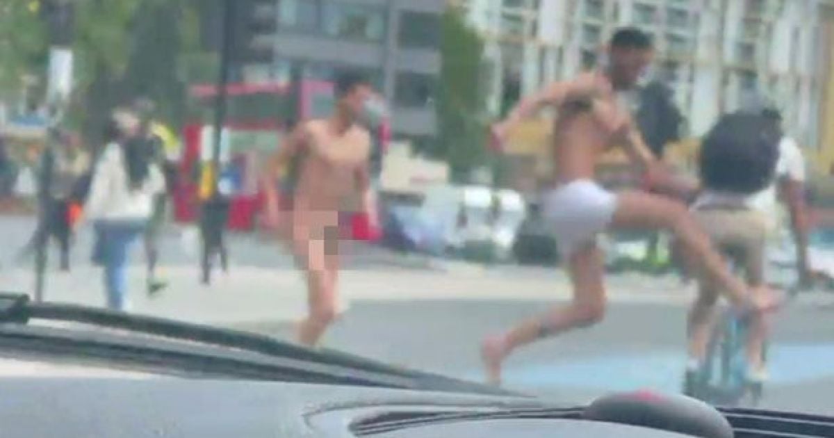 В центре Лондона двое голых мужчин нападали на прохожих