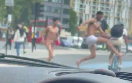 В центре Лондона двое голых мужчин нападали на прохожих