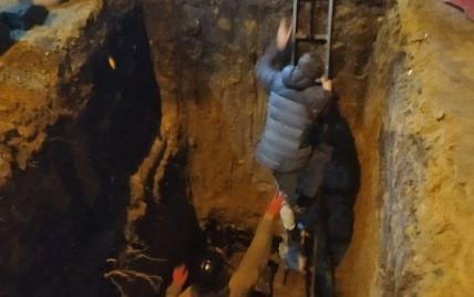 В Одесі хлопець впав у глибоку яму, яку залишили комунальники: з'явилися фото