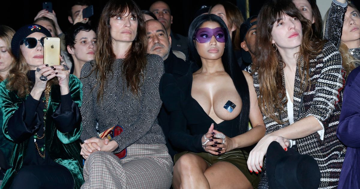 Смелый выход: фигуристая Ники Минаж пришла на модный показ с обнаженной грудью