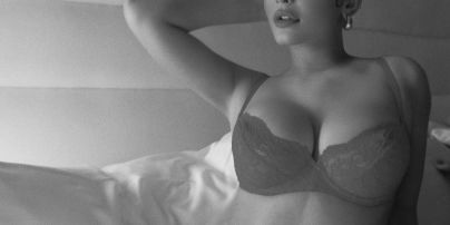Очень сексуальна: Кайли Дженнер позировала в кружевном белье в постели