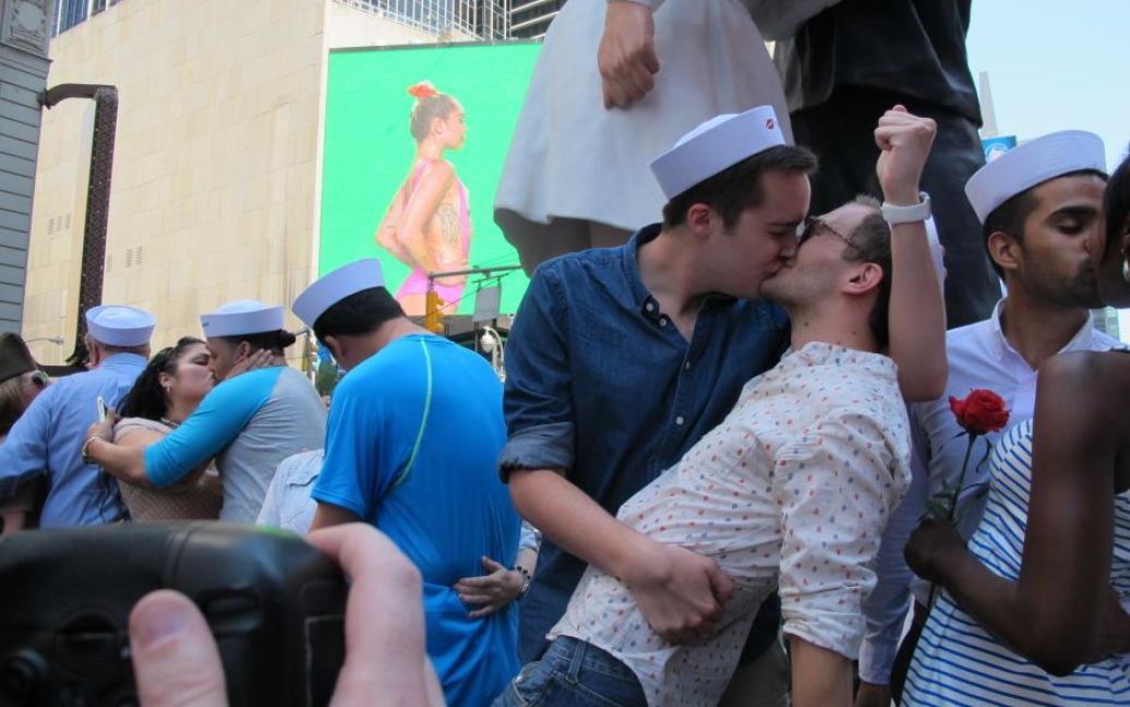 Сотни пар воссоздали знаменитую фотографию, на которой моряк целует медсестру. / © Newsweek