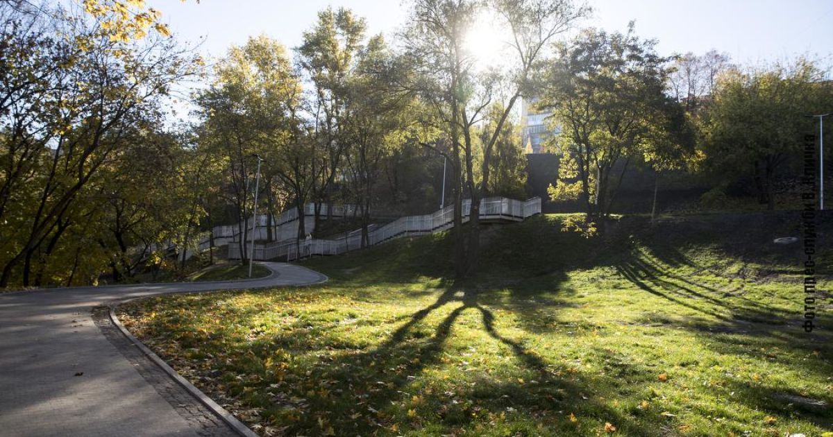 Найдовші лави, сучасне освітлення та тривожні кнопки: у Києві відкрили другу чергу Пейзажної алеї