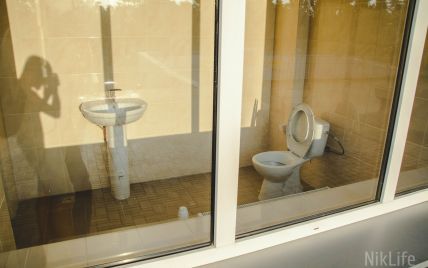 На центральному стадіоні в Миколаєві встановили туалет з прозорим склом