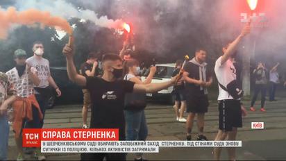 Дело Стерненка: какие настроения днем бушевали под залом суда, где активисту выбирали меру пресечения