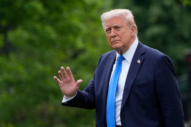 Дональд Трамп решил "стать" Папой Римским- подробности (фото)