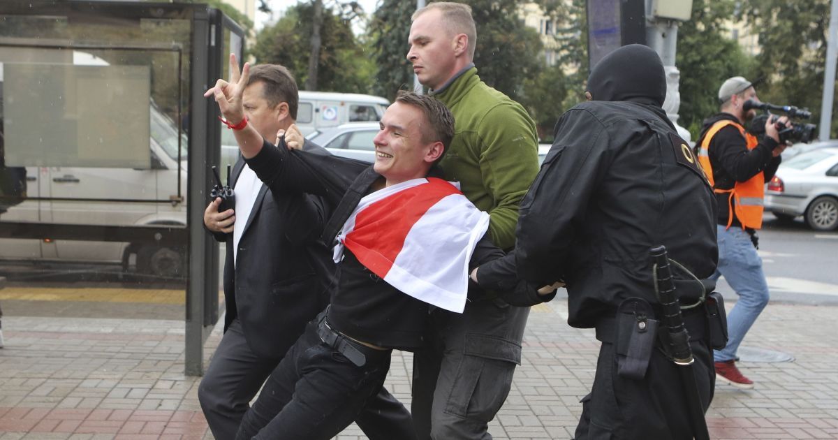 Проти Лукашенка і звільнення ректорки: білоруські студенти вийшли на протест, їх зустріли ОМОНівці