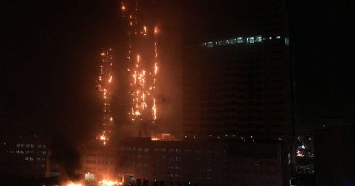 В ОАЭ загорелся небоскреб