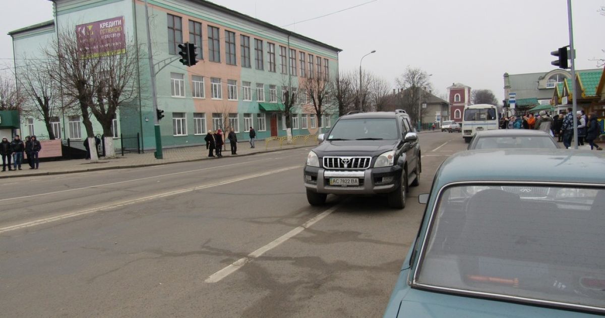 Авто нардепов перегородили движение