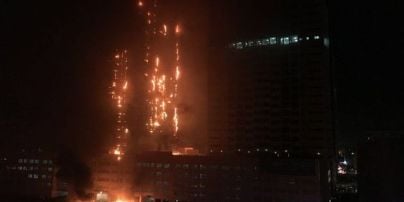 В ОАЭ загорелся небоскреб