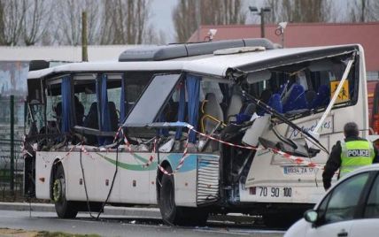 Во Франции грузовик влетел в школьный автобус: погибли дети