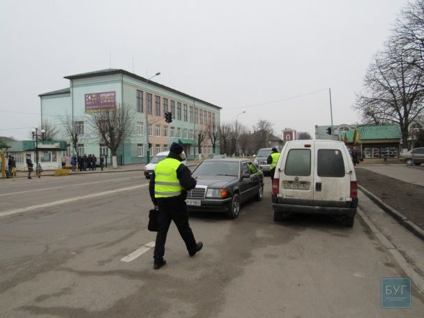 Авто нардепов перегородили движение / © БУГ